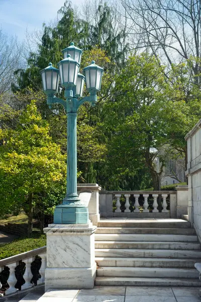 Beş fenerli lamba direği, Cleveland Ohio 'nun Üniversite Çemberi bölgesindeki halka açık bir parka giden basamakların üzerinde duruyor..