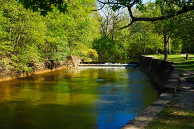 Cleveland, Ohio yakınlarındaki Rocky River rezervasyonunda küçük bir sızıntı akşam güneşinin ışıltısını yakalıyor.