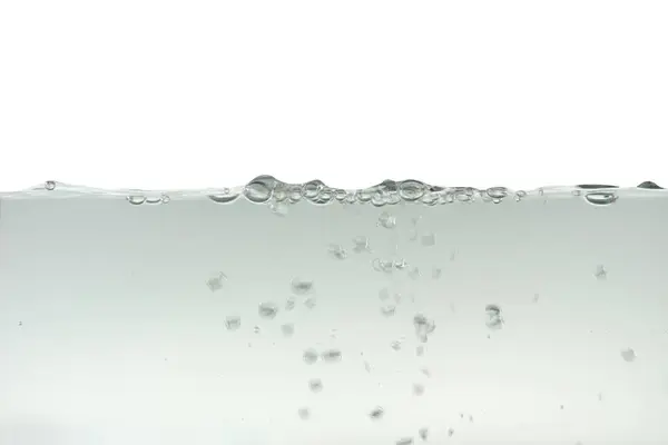 Beyaz arka planda izole edilmiş hava kabarcıkları ile su dalgaları ve sıçrama