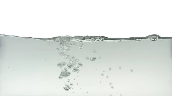 Beyaz arka planda izole edilmiş hava kabarcıkları ile su dalgaları ve sıçrama