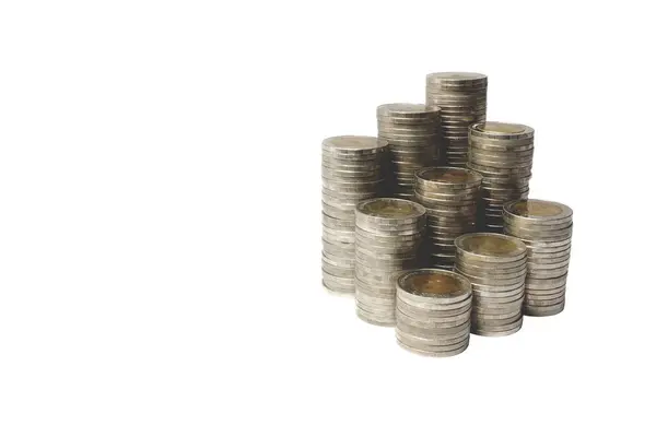 Ticari büyüme kavramı, finansal büyüme, beyaz arkaplanda izole edilmiş madeni para yığınlarının artması