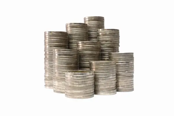 Ticari büyüme kavramı, finansal büyüme, beyaz arkaplanda izole edilmiş madeni para yığınlarının artması