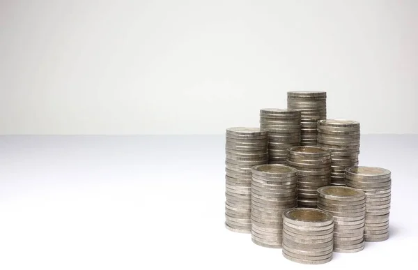 Ticari büyüme kavramı, finansal büyüme, beyaz arkaplanda izole edilmiş madeni para yığınlarının artması