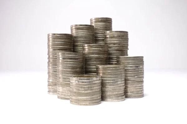 Ticari büyüme kavramı, finansal büyüme, beyaz arkaplanda izole edilmiş madeni para yığınlarının artması