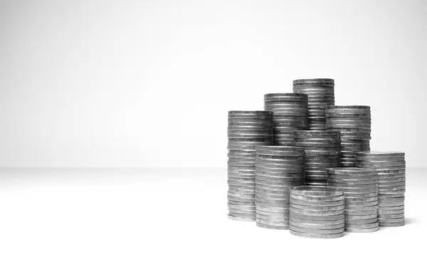 Ticari büyüme kavramı, finansal büyüme, beyaz arkaplanda izole edilmiş madeni para yığınlarının artması