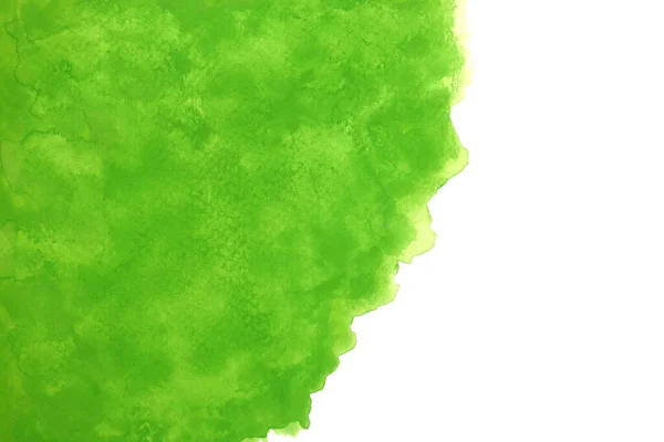 Soyut yeşil veya açık yeşil suluboya beyaz arkaplanda yayılmış veya lekelenmiş, soyut renk  