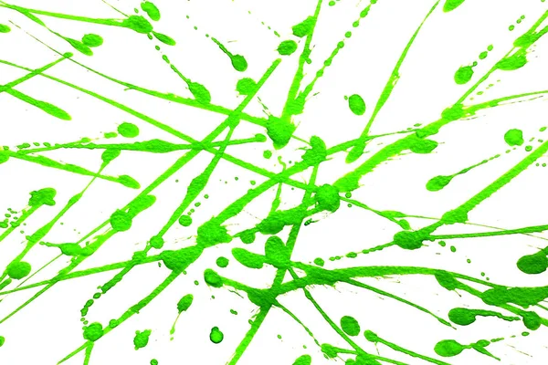 Yeşil suluboya ya da mürekkep desenleri beyaz arkaplan üzerinde sıçrama ve çizgiler, soyut suluboya