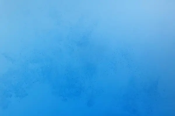 Beyaz arka planda mavi boya erir, soyut duman deseni, renkli sıvı boya, sıçrama boyası