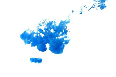 Beyaz arka planda mavi boya erir, soyut duman deseni, renkli sıvı boya, sıçrama boyası