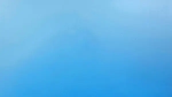 Beyaz arka planda mavi boya erir, soyut duman deseni, renkli sıvı boya, sıçrama boyası