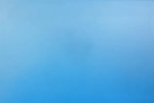 Beyaz arka planda mavi boya erir, soyut duman deseni, renkli sıvı boya, sıçrama boyası