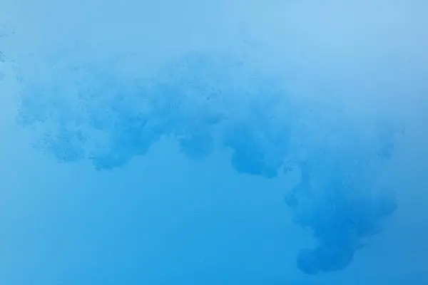 Beyaz arka planda mavi boya erir, soyut duman deseni, renkli sıvı boya, sıçrama boyası