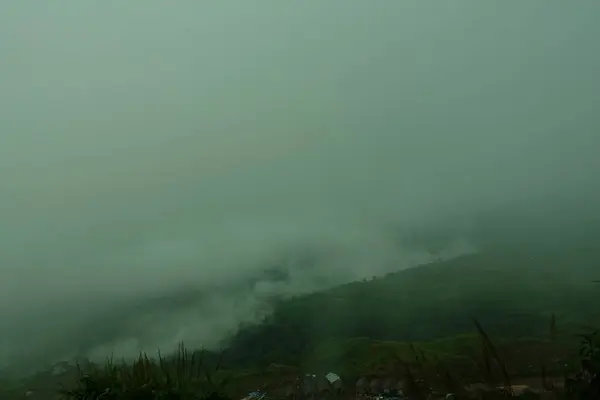 Sabahları Phu Thap Boek 'in köyü Phetchabun, Tayland' da bir dağdır..