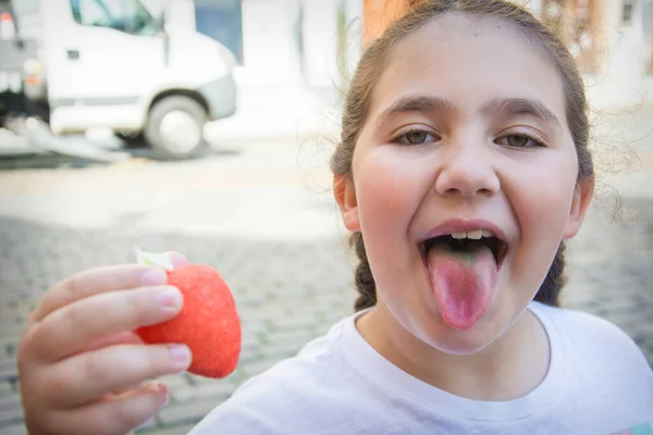 Uma Adolescente Comeu Doce Mostra Uma Língua Cor Rosa Verde — Fotografia de Stock