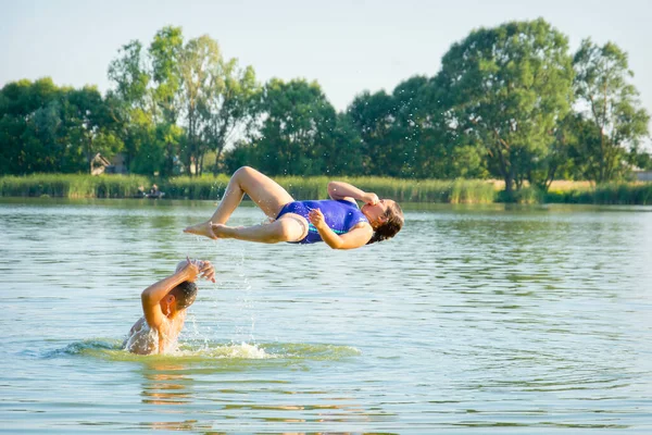 Verão Dia Ensolarado Brilhante Irmão Uma Irmã Tomam Banho Rio — Fotografia de Stock