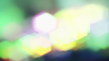 Organik 4K ışık sızıntısı, doğal vintage mercek parlamaları taze, analog bir hisle zarif ve büyülü geçişler yaratıyor. Dinamik, stilize arka planlar için soyut, çözünmüş ışınlar ve altıgen bokeh