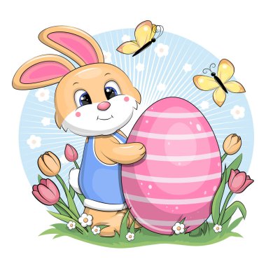 Büyük pembe yumurtalı şirin bir Paskalya tavşanı. Mavi arka planda çiçekli ve kelebekli bir hayvanın tatil vektör çizimi.