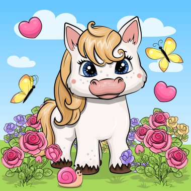 Gül bahçesinde sevimli beyaz bir çizgi film atı duruyor. Doğada çiçekli, kelebekli ve bulutlu mavi gökyüzü olan bir hayvanın vektör çizimi.