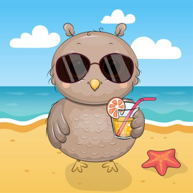 Plajda içki ve güneş gözlüğü olan sevimli bir çizgi film baykuşu. Deniz, güneş, kum ve deniz yıldızlı yaz hayvan vektör illüstrasyonu.