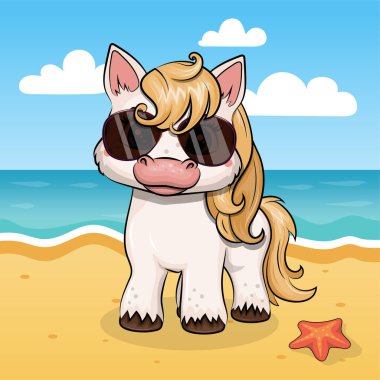 Sahilde güneş gözlüklü şirin bir Beyaz Midilli. Deniz, güneş, kum ve deniz yıldızlarıyla yaz hayvan tasviri.