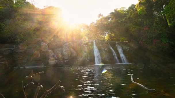 Кадры Заката Проходящего Через Красивый Сказочный Водопад Коте Аббе — стоковое видео