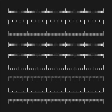 Bölünmüş farklı ölçeklerde. Uzunluğu, yüksekliği santimetre, milimetre ya da inç olarak ölçmek için gerçekçi beyaz bir ölçek. Cetvel, mezura işaretleri, boyut göstergeleri. Vektör illüstrasyonu.