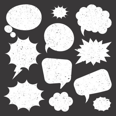 Siyah arka planda beyaz grunge komik konuşma balonları. El çizimi eski çizgi film çıkartmaları. Sohbet, mesaj kutusu. Vektör illüstrasyonu.