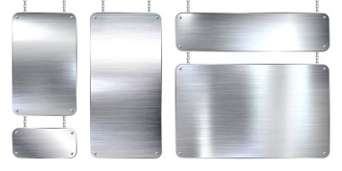 Zincirde asılı metal pankartlar. Gerçekçi, parlak, vidalı çelik bir plaka. Parlatılmış gümüş metal yüzey. Vektör illüstrasyonu.