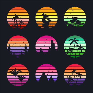 Grunge klasik günbatımı koleksiyonu. 80 'ler ve 90' lar tarzında renkli çizgili gündoğumu rozetleri. Güneş ve okyanus manzarası, yaz atmosferi, sörf. Baskı, logo ya da tişört için tasarım elemanı. Vektör illüstrasyonu.