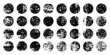 Grunge lekeler ve çiziklerle daireler çiziyor. Çember fırça darbesi, yuvarlak şekil tasarım elementi. Sıkıntılı kirli metin çerçevesi, sınır, çıkartma ya da etiket. Boya fırçası, mürekkep lekeleri. Vektör illüstrasyonu.