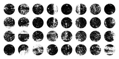 Grunge lekeler ve çiziklerle daireler çiziyor. Çember fırça darbesi, yuvarlak şekil tasarım elementi. Sıkıntılı kirli metin çerçevesi, sınır, çıkartma ya da etiket. Boya fırçası, mürekkep lekeleri. Vektör illüstrasyonu.