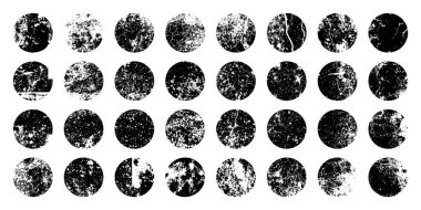 Grunge lekeler ve çiziklerle daireler çiziyor. Çember fırça darbesi, yuvarlak şekil tasarım elementi. Sıkıntılı kirli metin çerçevesi, sınır, çıkartma ya da etiket. Boya fırçası, mürekkep lekeleri. Vektör illüstrasyonu.