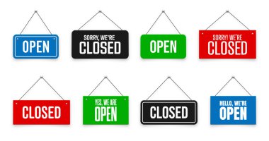 Gerçekçi açık ya da kapalı tabelalar. Kafe, restoran, bar ya da perakende mağazası için klasik kapı tabelası. Duyuru pankartı, iş ya da hizmet için bilgi tabelası. Vektör illüstrasyonu.