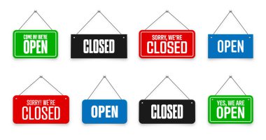 Gerçekçi açık ya da kapalı tabelalar. Kafe, restoran, bar ya da perakende mağazası için klasik kapı tabelası. Duyuru pankartı, iş ya da hizmet için bilgi tabelası. Vektör illüstrasyonu.