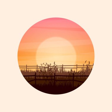 Çimenli ve eski ahşap çitli çayır siluetleri. Kırsal alan, panoramik yaz çimenliği kırsal alan otlar, yabani otlar. Tarım ve tarım. Doğada yaz günbatımı. Vektör illüstrasyonu.