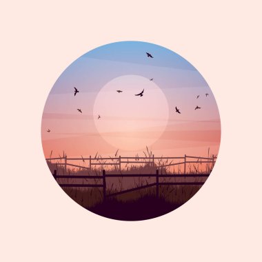 Çimenli ve eski ahşap çitli çayır siluetleri. Kırsal alan, panoramik yaz çimenliği kırsal alan otlar, yabani otlar. Tarım ve tarım. Doğada yaz günbatımı. Vektör illüstrasyonu.