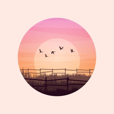 Çimenli ve eski ahşap çitli çayır siluetleri. Kırsal alan, panoramik yaz çimenliği kırsal alan otlar, yabani otlar. Tarım ve tarım. Doğada yaz günbatımı. Vektör illüstrasyonu.