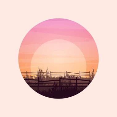 Çimenli ve eski ahşap çitli çayır siluetleri. Kırsal alan, panoramik yaz çimenliği kırsal alan otlar, yabani otlar. Tarım ve tarım. Doğada yaz günbatımı. Vektör illüstrasyonu.