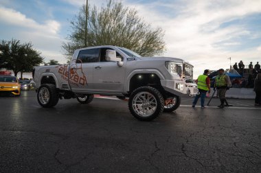 Las Vegas - ABD - 4 Kasım 2022: SEMA Show Cruise sırasında GMC Denali Sierra HD.