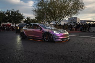 Las Vegas - ABD - 4 Kasım 2022: SEMA Show Cruise sırasında Tesla Model 3.