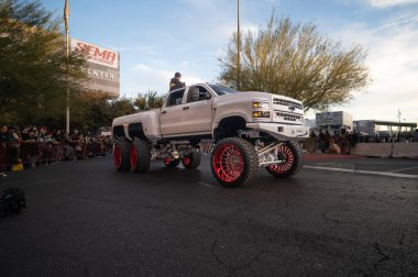 Las Vegas - ABD - 4 Kasım 2022: SEMA Show Cruise sırasında Chevrolet kamyonu 6X6.