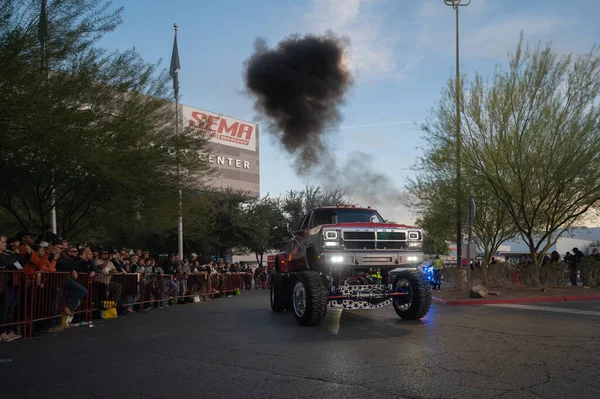 ラスベガス アメリカ 2022年11月4日 Semaショークルーズ中のダッジトラック — ストック写真