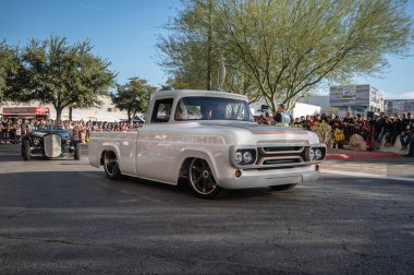 Las Vegas - ABD - 4 Kasım 2022: SEMA Show Cruise sırasında özel kamyon.