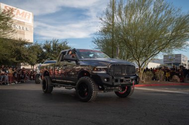 Las Vegas - ABD - 4 Kasım 2022: SEMA Show Cruise sırasında Dodge kamyonu.