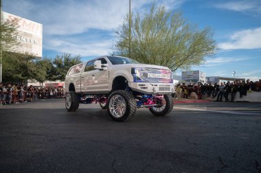 Las Vegas - ABD - 4 Kasım 2022: SEMA Show Cruise sırasında Ford kamyonu.