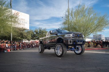 Las Vegas - ABD - 4 Kasım 2022: SEMA Show Cruise sırasında Dodge kamyonu.