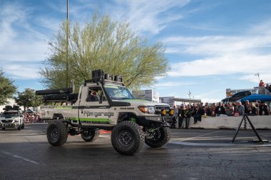 Las Vegas - ABD - 4 Kasım 2022: SEMA Show Cruise sırasında Toyota pikap.