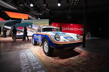 Los Angeles - ABD - 17 Kasım 2022 Porsche 911 Carrera 3.2 4x4 Paris-Dakar Los Angeles Otomobil Fuarı sırasında Los Angeles Kongre Merkezi 'nde.