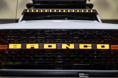 Los Angeles - ABD - 17 Kasım 2022: Los Angeles Kongre Merkezi 'nde Los Angeles Otomobil Fuarı sırasında Ford Bronco logosu.