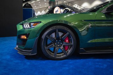 Los Angeles - ABD - 17 Kasım 2022: Los Angeles Kongre Merkezi 'nde Los Angeles Otomobil Fuarı sırasında üstü açık Ford Mustang.